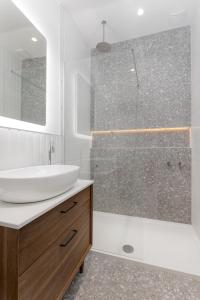 利物浦40 Renshaw Apartments的一间带水槽和玻璃淋浴的浴室