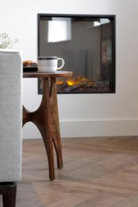 利物浦40 Renshaw Apartments的带壁炉的客厅的桌子上放着咖啡杯