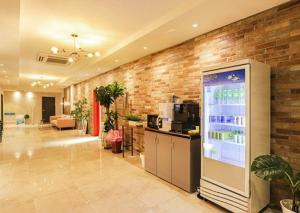 安山市NO25 Hotel Ansan的大堂设有饮料冷却器和砖墙