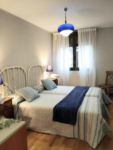 奥维多Apartamento en OVIEDO,WIFI的一间卧室配有两张带蓝毯的床