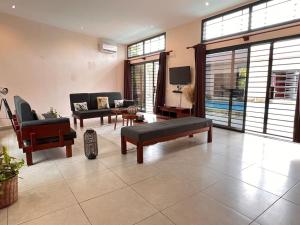 克里比Villa Tiana - 3Bedroom Villa with private pool.的客厅配有两张沙发和一台电视机