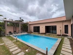 克里比Villa Tiana - 3Bedroom Villa with private pool.的一座房子后院的游泳池