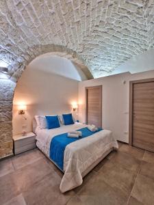 曼弗雷多尼亚Da zia Giovanna Apartment的一间卧室设有一张带石质天花板的大床