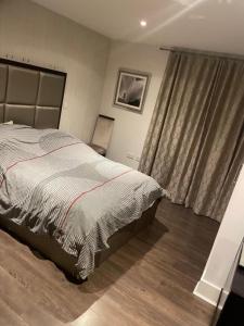 史丹摩Luxurious Furnished Property的一间卧室设有一张大床和一个窗户。