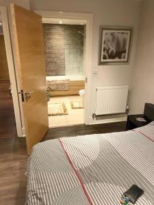 史丹摩Luxurious Furnished Property的客房设有一张床、一扇门和一间浴室