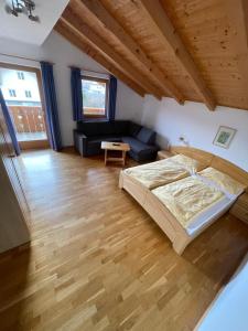 拉古多Blummerhof的一间大卧室,配有一张床和一张沙发