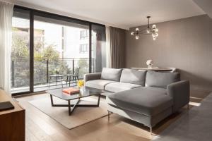 曼谷曼谷素坤逸莎玛 Luxe 服务式公寓的客厅配有沙发和桌子