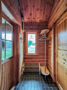 NurmijärviPeaceful log cabin in the country的小木屋内的房间,设有长凳和窗户