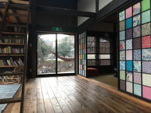 上野原市Yokomura Eco-Lodge的一间房子里设有彩色玻璃窗的房间