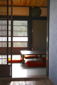 上野原市Yokomura Eco-Lodge的客房设有两张双层床和一扇窗户。