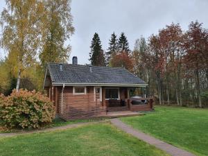 NurmijärviPeaceful log cabin in the country的庭院内带门廊的小木屋