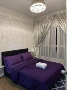 唐卡村Sofia Homestay Cerrado Southville City Bangi Netflix Wifi的一间卧室配有紫色的床和吊灯。