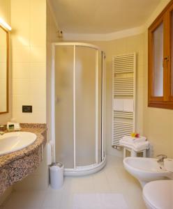 威尼斯佩里格里诺商业酒店的带淋浴和两个盥洗盆的浴室