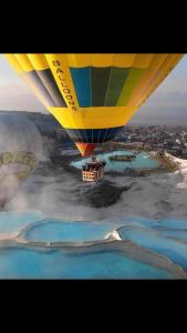 帕莫卡莱OzenTurku Hotel的飞过一束水的热气球