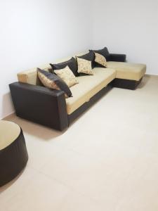 莱斯科瓦茨Apartmani Strahinic的客厅的沙发,配有枕头