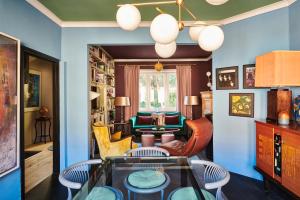 布鲁塞尔Design family 2-Bedroom House & Garden的客厅拥有蓝色的墙壁和桌椅