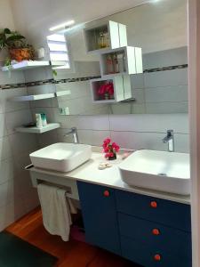 Grande AnseChambre chez l'habitant à L' Amirade chez Michelle的浴室设有2个水槽和2面镜子