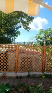 Grande AnseChambre chez l'habitant à L' Amirade chez Michelle的院子中的木栅栏