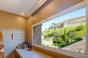 卡尔卡松佩蒂克罗酒店的客房设有一个享有城堡景致的窗户。