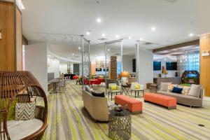 奥兰多万豪奥兰多海洋世界唐普雷斯套房酒店的酒店大堂设有沙发、椅子和桌子。