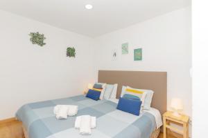 波尔图Sunny Oporto, Douro Apartments的白色卧室配有蓝色的床和枕头