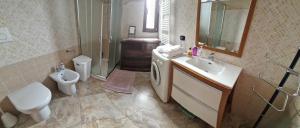 圣卡特琳娜迪纳德Portoselvaggio Villa Martina的一间带水槽、卫生间和镜子的浴室