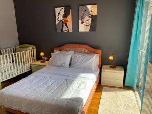 奥林匹亚Villa Aris的卧室配有一张床,墙上有三幅照片
