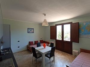 圣卡特琳娜迪纳德Portoselvaggio Villa Martina的客厅配有桌子和沙发