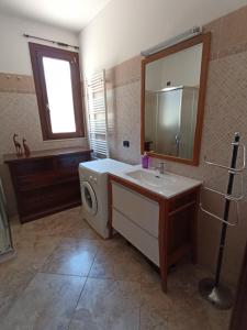 圣卡特琳娜迪纳德Portoselvaggio Villa Martina的一间带洗衣机和水槽的浴室