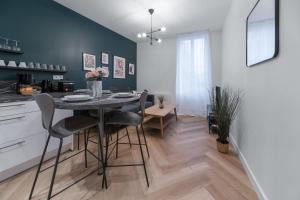 克莱蒙费朗⟬Giacomelli⟭ Quartier Calme⁕WIFI⁕Proche Michelin⁕的厨房以及带桌椅的用餐室。