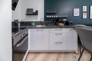 克莱蒙费朗⟬Giacomelli⟭ Quartier Calme⁕WIFI⁕Proche Michelin⁕的厨房配有白色橱柜和水槽