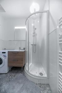 克莱蒙费朗⟬Giacomelli⟭ Quartier Calme⁕WIFI⁕Proche Michelin⁕的带淋浴的浴室和洗衣机。