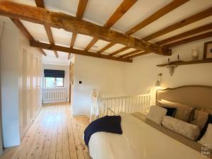 塔特伯里Castle View by Peake’s Retreats的一间卧室配有一张床,铺有木地板