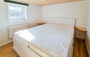 Klövedal2 Bedroom Stunning Apartment In Skrhamn的窗户客房内的一张白色床
