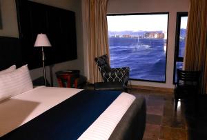 佩尼亚斯科港Peñasco del Sol Hotel的酒店客房设有一张床和一个大窗户