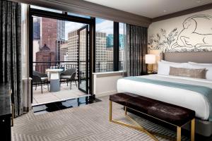 芝加哥芝加哥密歇根大街格温豪华精选酒店的一间卧室设有一张床和一个美景阳台