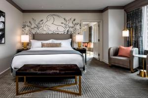 芝加哥芝加哥密歇根大街格温豪华精选酒店的配有一张床和一把椅子的酒店客房