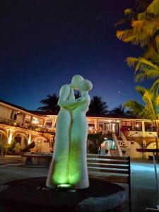 SinabacanSunbloom Beachfront Hotel and Restaurant的女装的女雕像