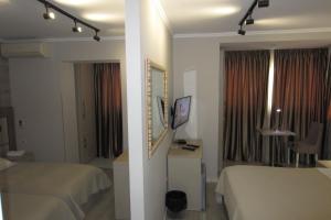 地拉那弗雷迪酒店的酒店客房,设有两张床和镜子