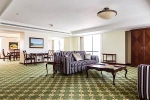 加拉加斯卡拉卡斯JW万豪酒店的带沙发和桌子的客厅以及用餐室