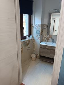 恩纳La casa in piazzetta的一间带水槽和卫生间的浴室