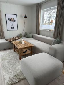 卡伯尔沃格Lofoten Kabelvåg-small apartment的客厅配有沙发和桌子
