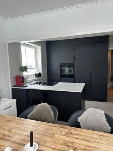 卡伯尔沃格Lofoten Kabelvåg-small apartment的厨房配有白色橱柜和桌椅