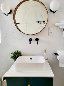 萨图马雷Twin Room - House of Chess的浴室设有白色水槽和镜子