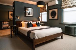 布莱顿霍夫姜猪酒店的一间卧室配有一张带橙色枕头的大床
