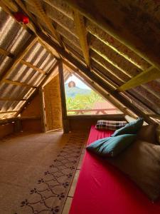 乌巴图巴Greensoul Hospedagem的阁楼上设有一张床铺的房间,设有窗户