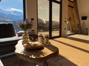 博尔沙Cabana Ana的客厅内的一张桌子,享有山景