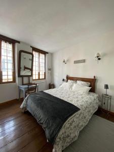 AuvillarGite de la Sauvetat的一间卧室配有一张大床和镜子