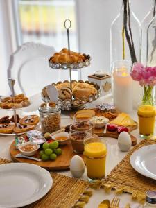 霍夫多普B&B Apartment Amsterdam Schiphol Airport的一张桌子,上面有早餐食品和饮料