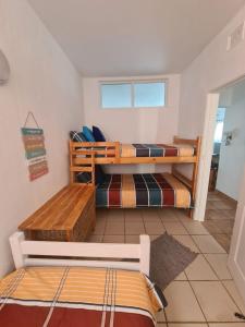马盖特Uvongo cabanas的一间客房内配有两张双层床的房间